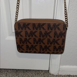 Michael Kors East West Crossbody Jet Set Bag
Logo Leather in tan and brown